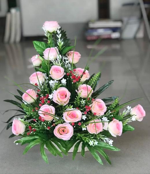 Bình hoa hồng tươi tắn thích hợp cắm hoa bàn thờ