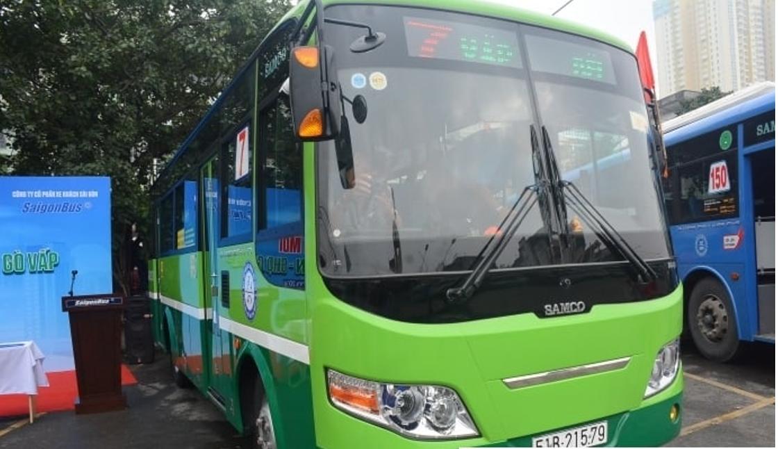 Xe bus đi ngang chợ Nhật Tảo