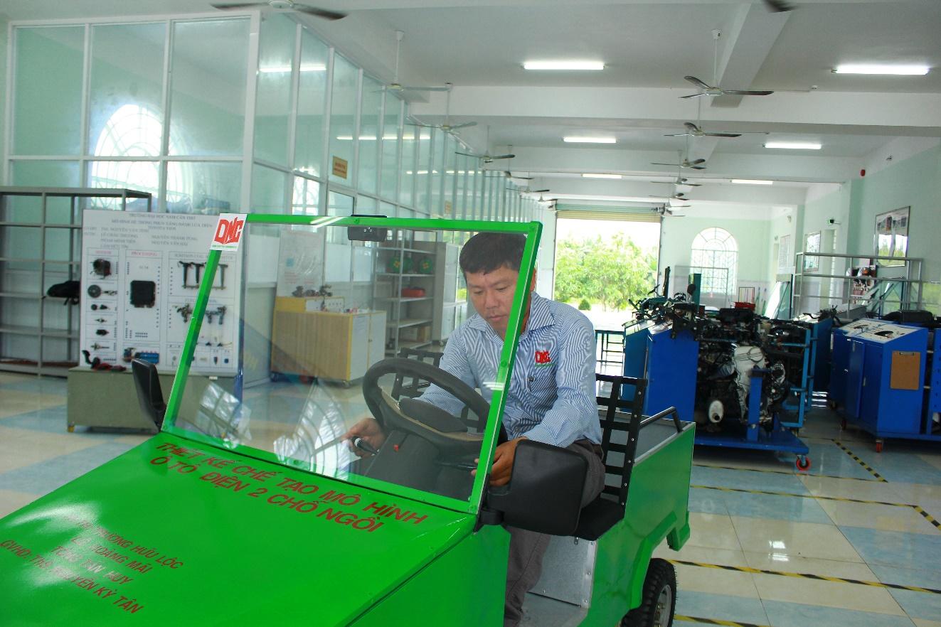 ThS. Nguyễn Hoàng Việt (phó trưởng khoa Cơ khí Động lực) trải nghiệm lái thử xe điện của nhóm bảo vệ đồ án.