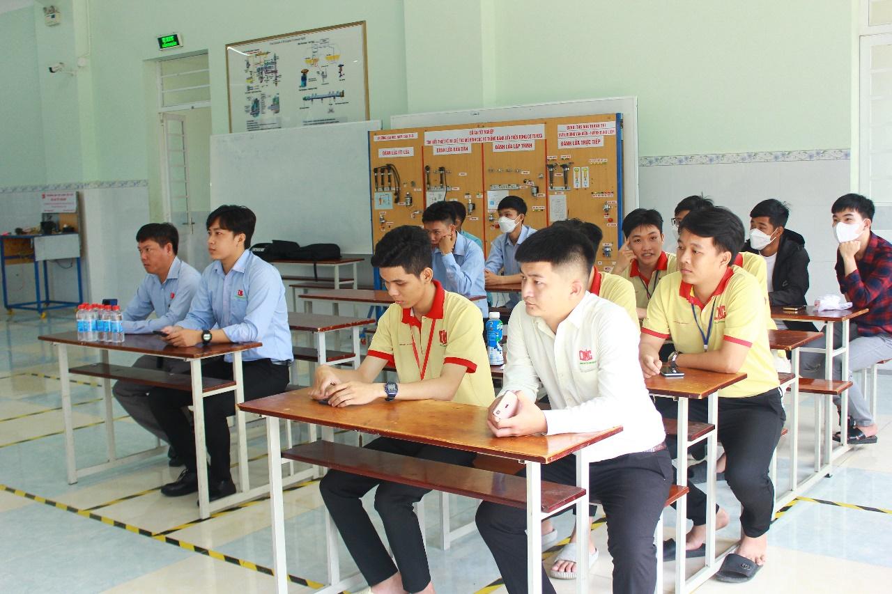 ThS. Nguyễn Hoàng Việt (phó trưởng khoa Cơ khí Động lực) cùng các bạn sinh viên đang theo dõi buổi bảo vệ đồ án tốt nghiệp.