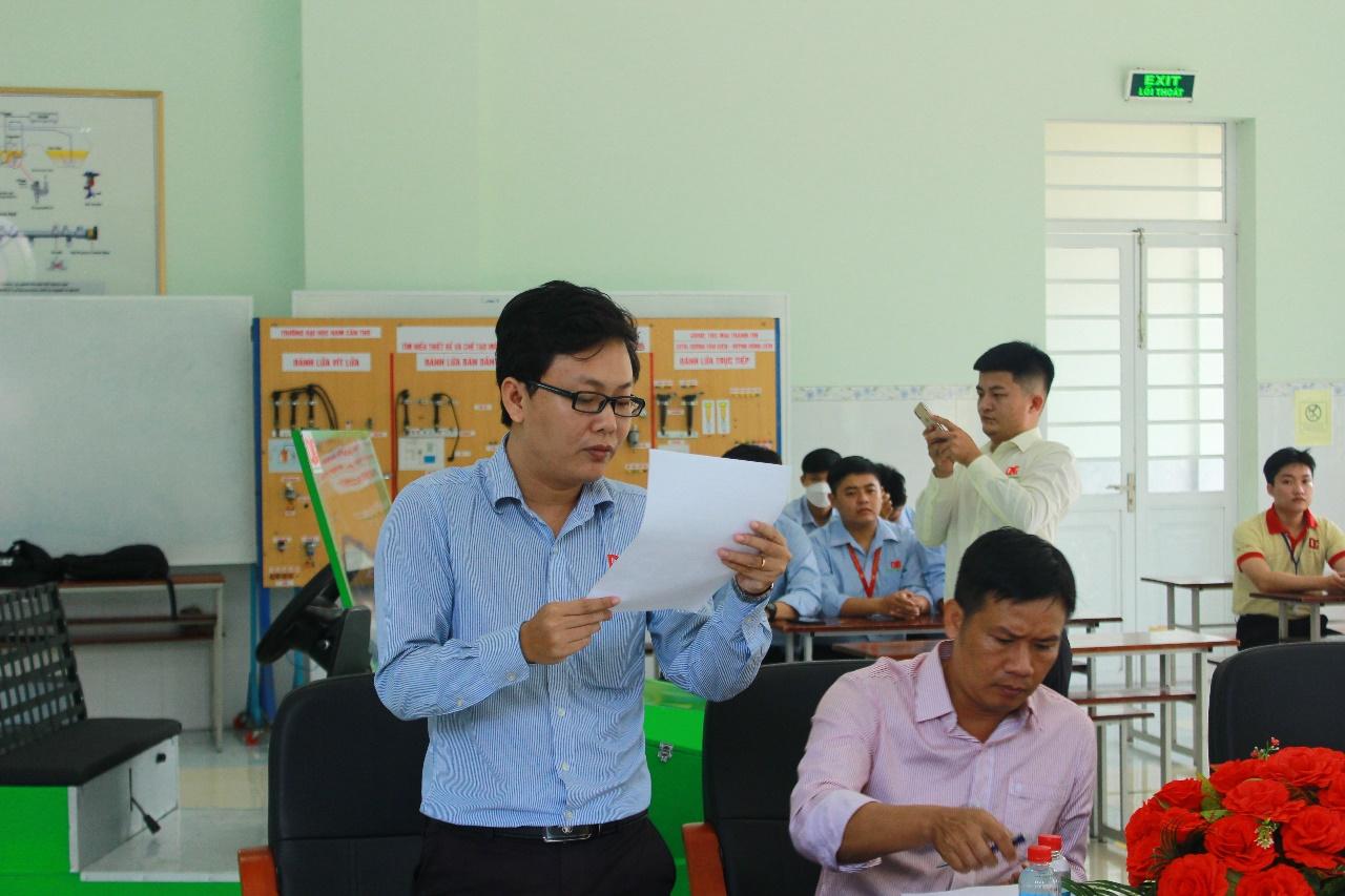 ThS. Phạm Lê Xuân Đạt đọc các quyết định và chương trình của buổi bảo vệ đồ án tốt nghiệp.