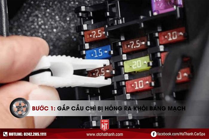 Cách thay cầu chì ô tô - bước 1