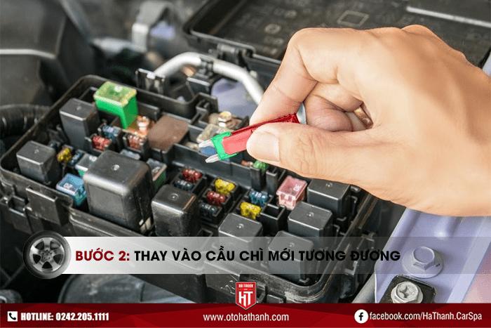 Cách thay cầu chì ô tô - bước 2